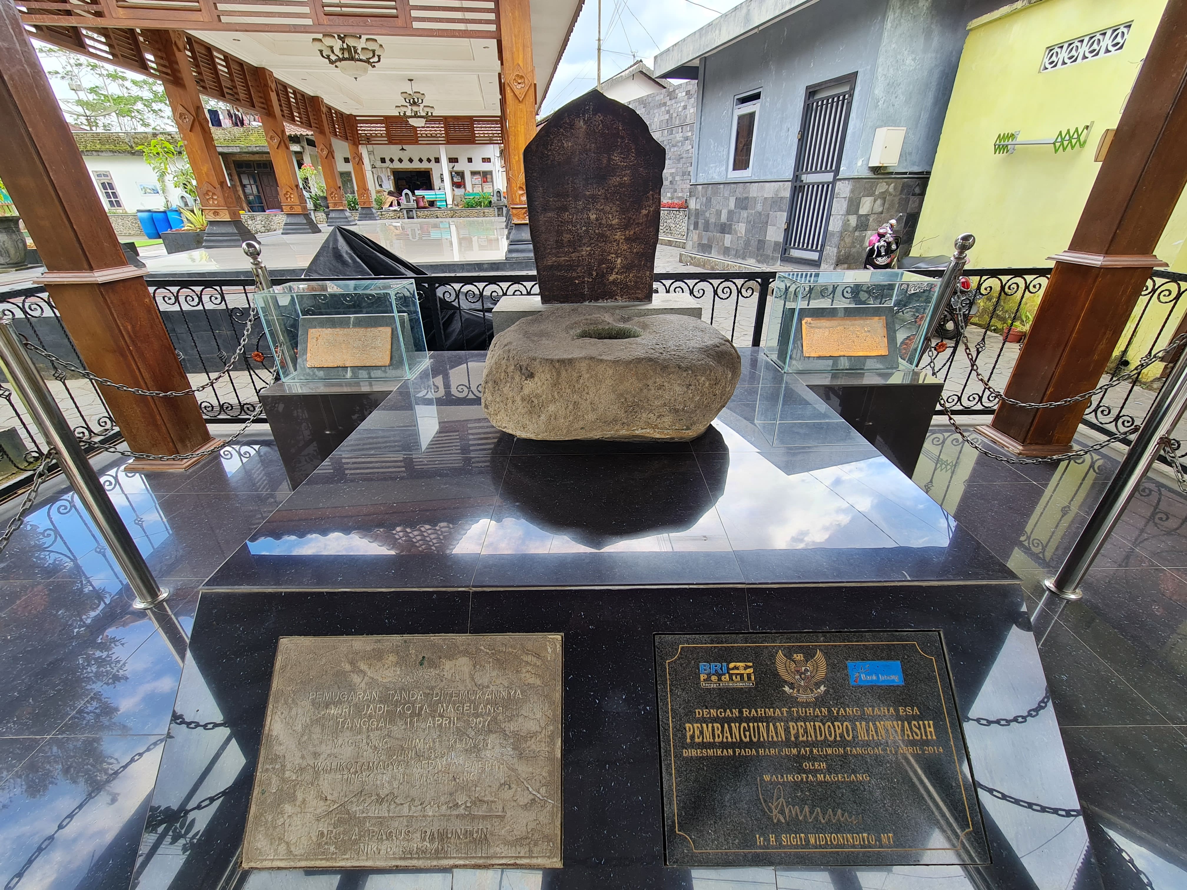 Kota yang dijuluki Sejuta Bunga ini memiliki ragam sejarah yang menarik. Bahkan, Kota Magelang menjadi salah satu kota tertua di Indonesia yang disinyalir sudah ada sebelum 907 Masehi.