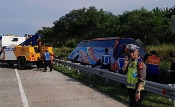 Kecelakaan tunggal Bus Rosalia Indah di Tol Batang Semarang