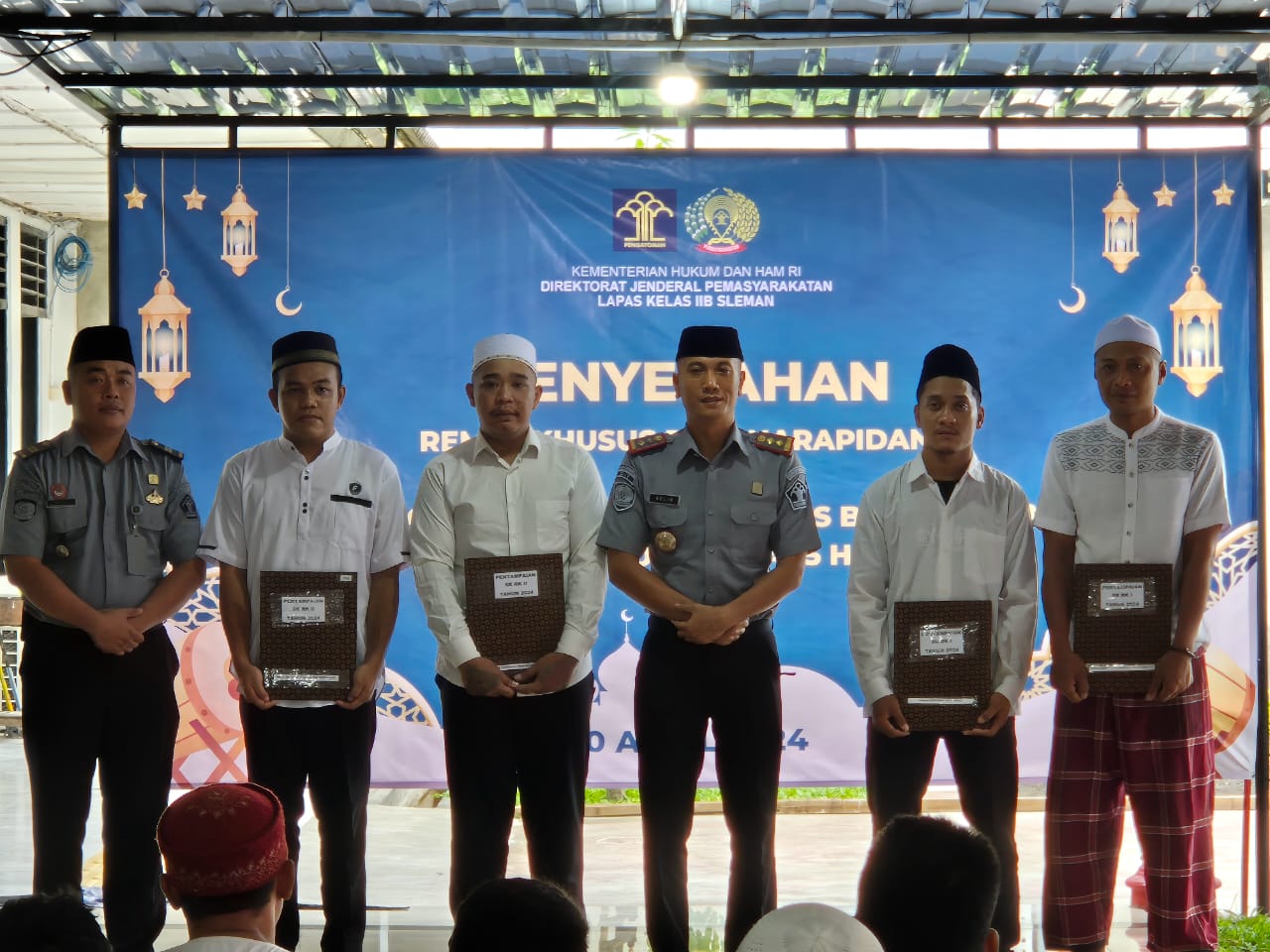 BEBAS: Kepala Lapas Kelas IIB Sleman Kelik Sulistyanto saat memberikan remisi khusus Hari Raya Idul Fitri 1445 Hijriah kepada narapidana, Rabu (10/4).
