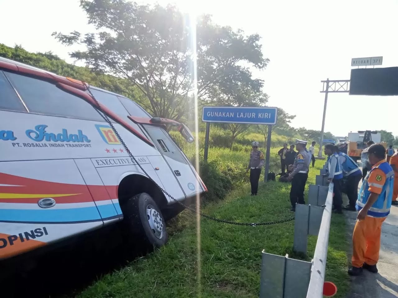 Kecelakaan bus Rosalia Indah di Tol Semarang - Batang