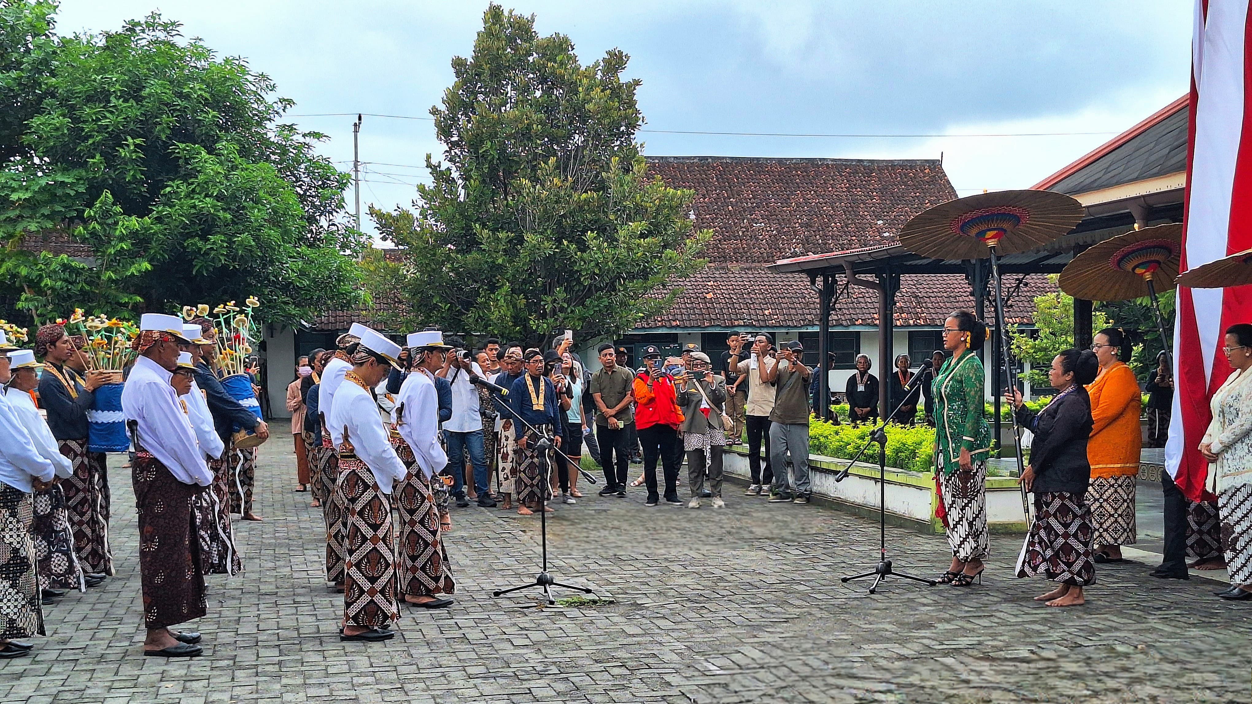 Puteri sulung Raja Keraton Jogja GKR Mangkubumi menerima gunungan di Ndalem Mangkubumen Kamis (11/4)