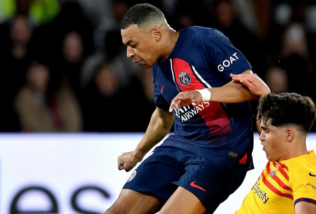 Pemain bertahan Barcelona, Pau Cubarsi menghentikan pergerakan Kylian Mbappe di Parc des Princes