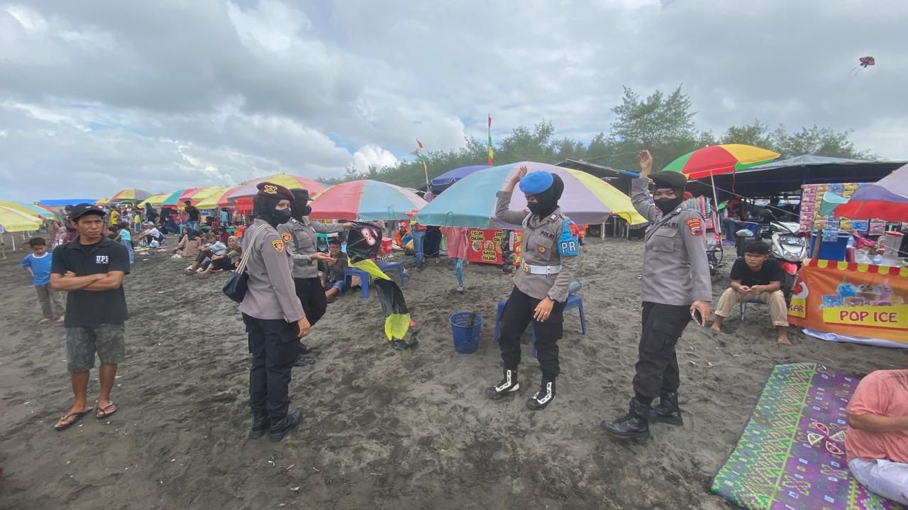 PATROLI RUTIN : Polisi wanita (Polwan) Polres Kebumen berpatroli di obyek wisata pantai selatan. Imbauan disampaikan agar wisatawan tak nekat mandi di laut.