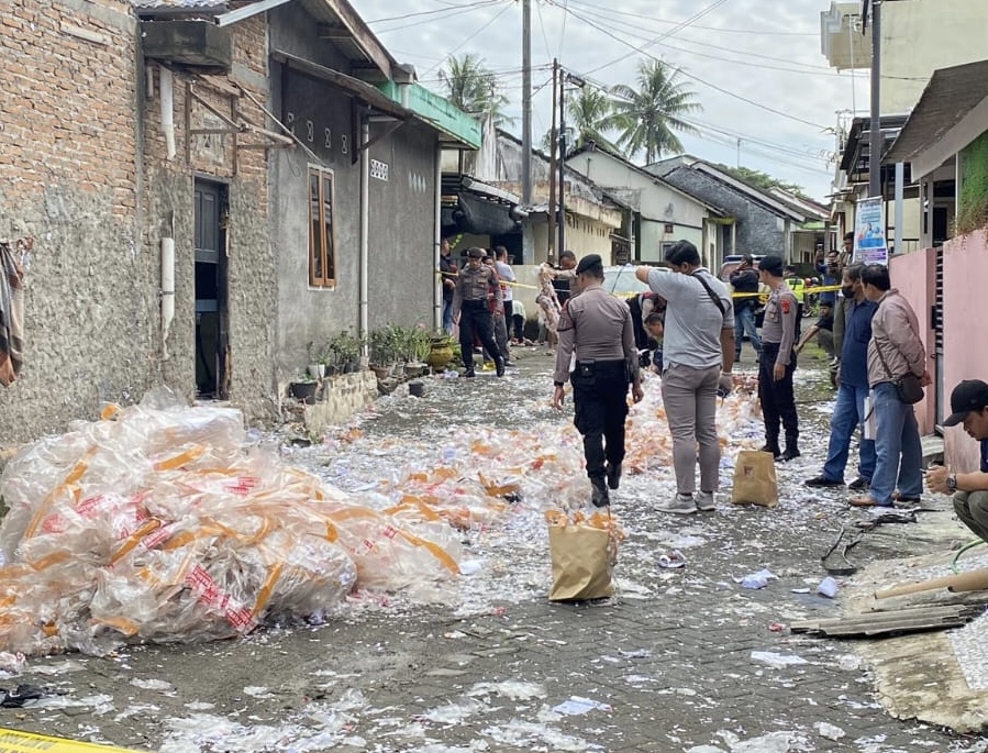 X @txtdrMagelang  BERSERAKAN: Balon udara yang diduga berisi petasan meledak di Perumahan Pesona Kota Mungkid, Mertoyudan, Jumat (12/4/2024).