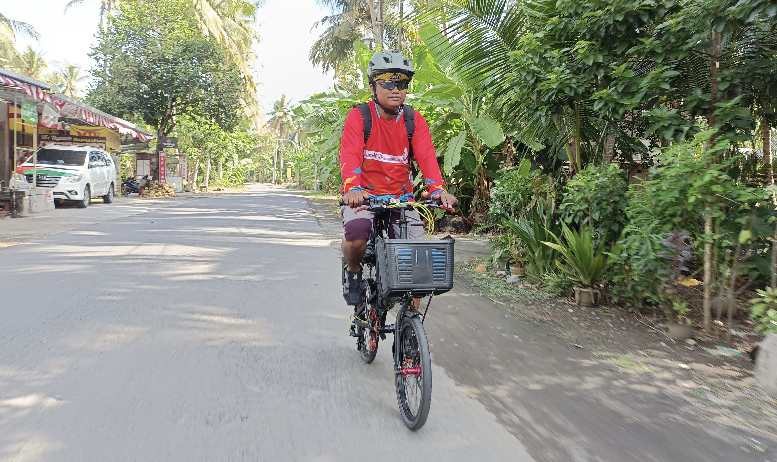 Edik saat mengayuh sepeda di perjalanan mudiknya.