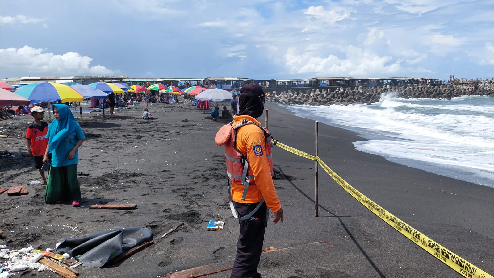 &nbsp;Padat: Wisatawan memadati area bibir Pantai Glagah yang telah dipasangi Police Line. L
