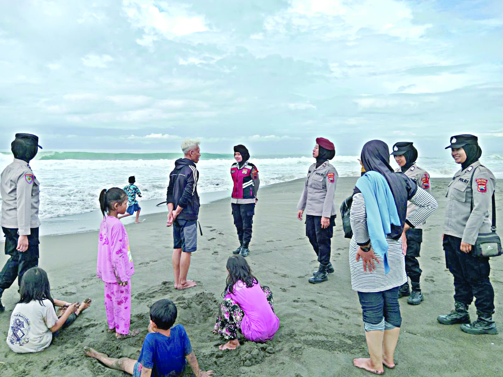 PATROLI RUTIN : Polwan Polres Kebumen berpatroli di objek wisata pantai selatan. Imbauan disampaikan agar wisatawan tidak nekat mandi di laut.(Humas Polres Kebumen)