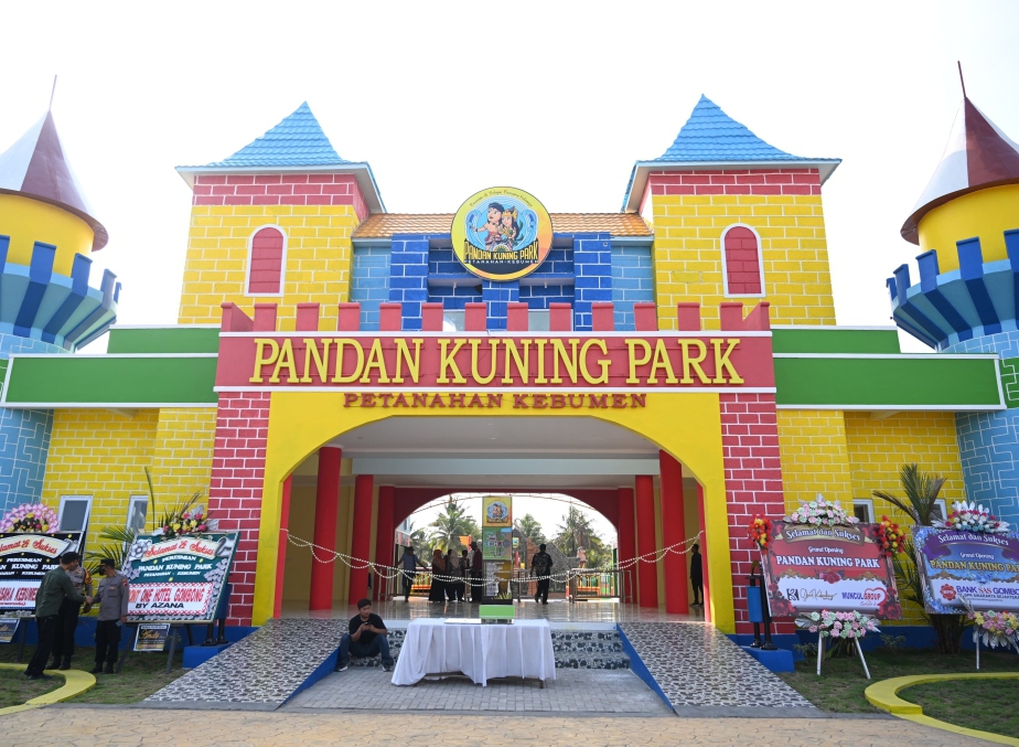 LIBURAN : Destinasi wisata Pandan Kuning Park dibuka perdana kemarin. Wisata milik Pemkab Kebumen ini dibuka untuk menyambut wisatawan selama musim libur lebaran.