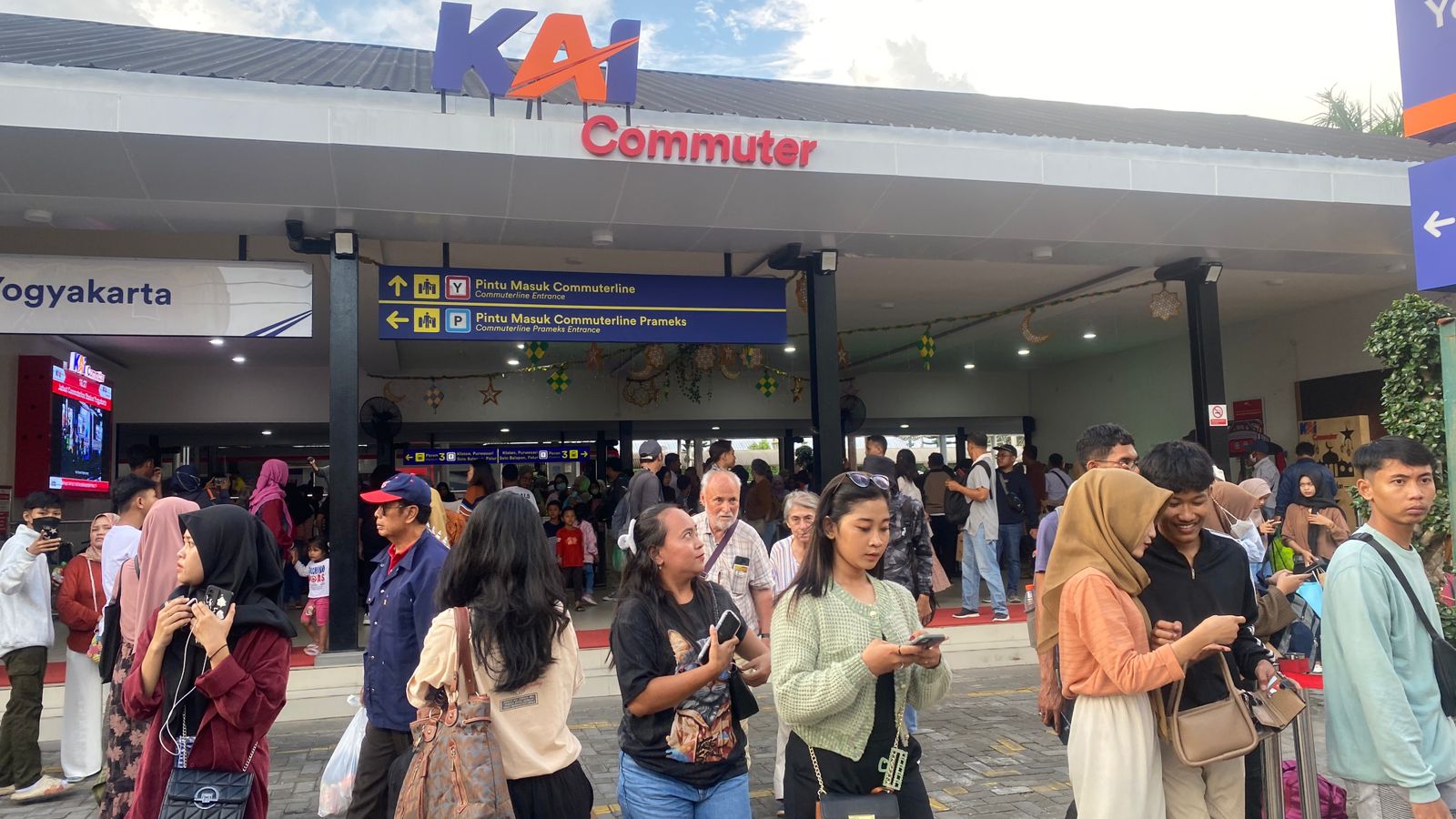 suasana di depan gerbang masuk kerta api KRL di stasiun Tugu, Jogja , Jumat (12/4/2024).