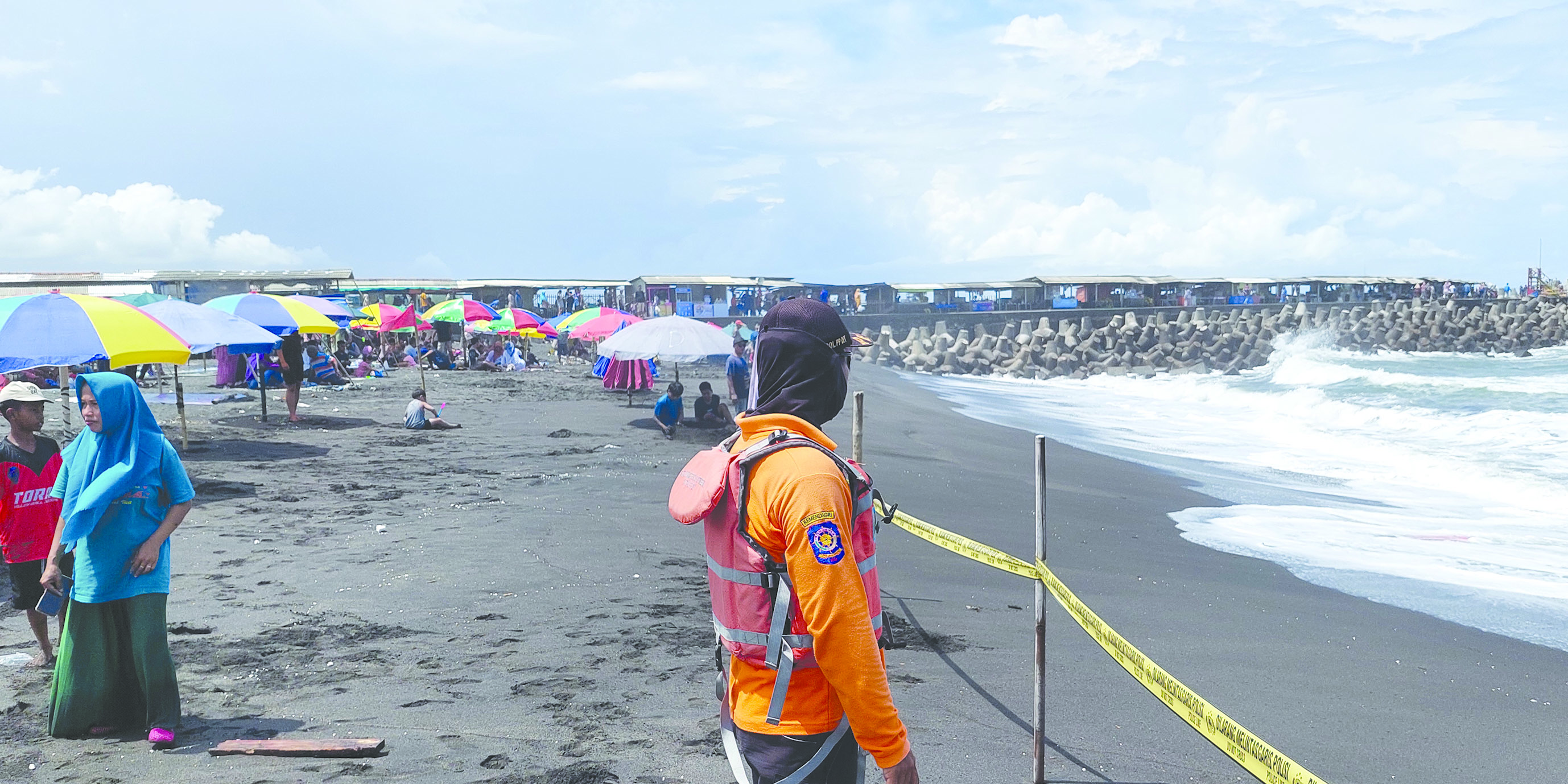 PADAT: Wisatawan memadati area bibir Pantai Glagah yang telah dipasangi police line.(Anom Bagaskoro/Radar Jogja)