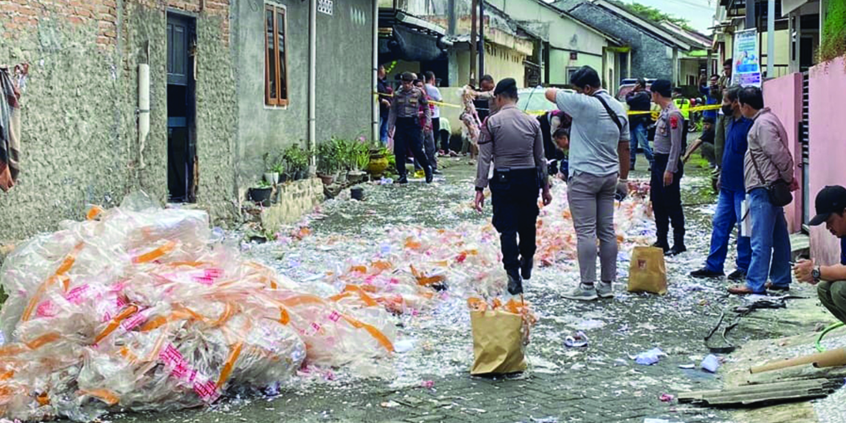 BERSERAKAN: Balon udara yang diduga berisi petasan meledak di Perumahan Pesona Kota Mungkid, Mertoyudan, kemarin (12/4).(Dok X @txtdrMagelang)