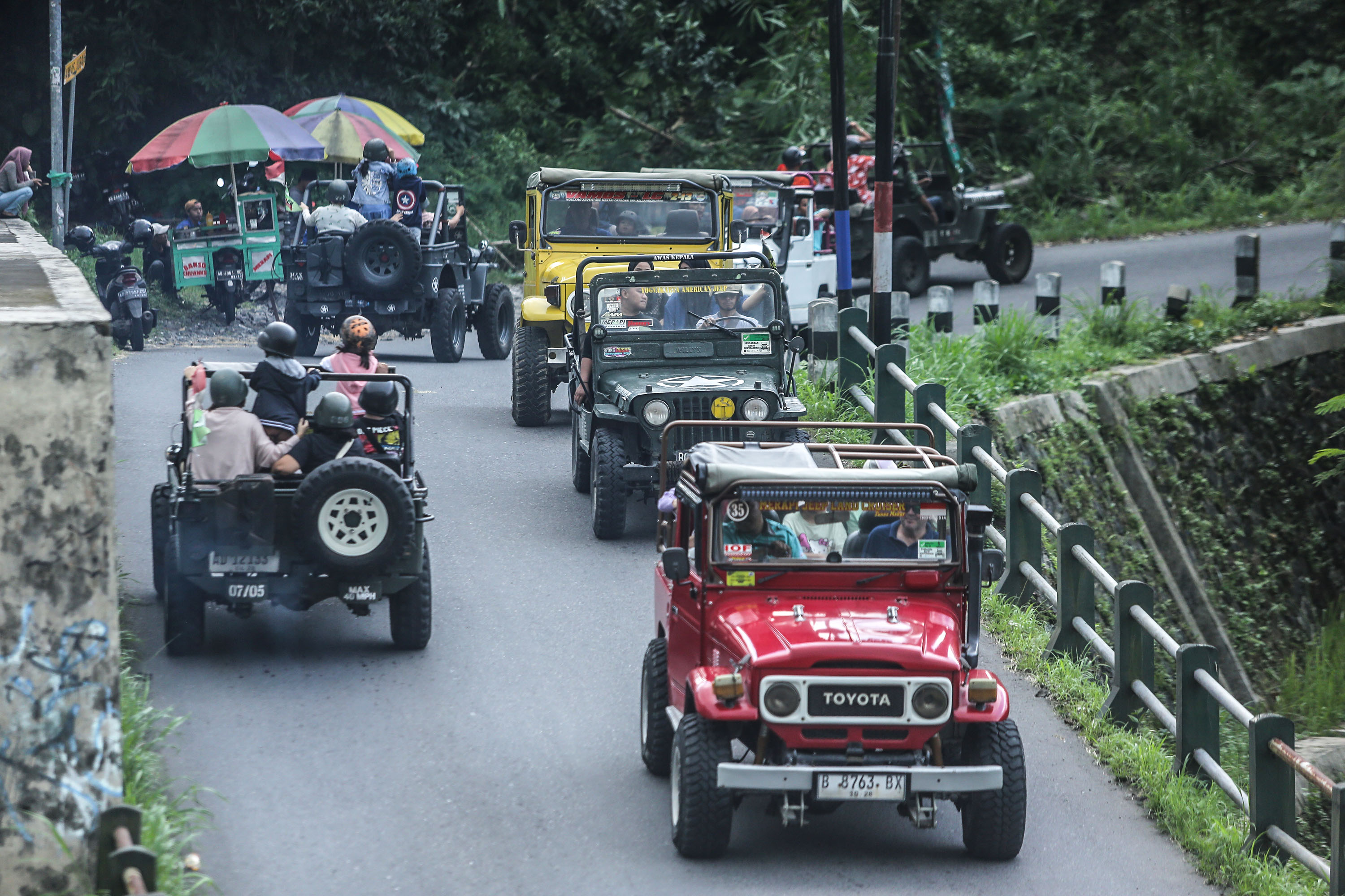 Wisatawan menaiki jeep lava tour merapi di kawasan Kali Kuning, Hargobinangun, Pakem, Sleman, Jumat (12/4). Wisata lava tour menjadi destinasi favorit di kawasan Sleman. Data dari Asosiasi Jeep wiswata lereng merapi sebanyak 1200 wisatawan mengakses jeep