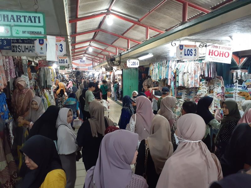 CAPTION: Suasana Pasar Beringharjo yang ramai dikunjungi oleh wisatawan pada Sabtu (13/4/2024).