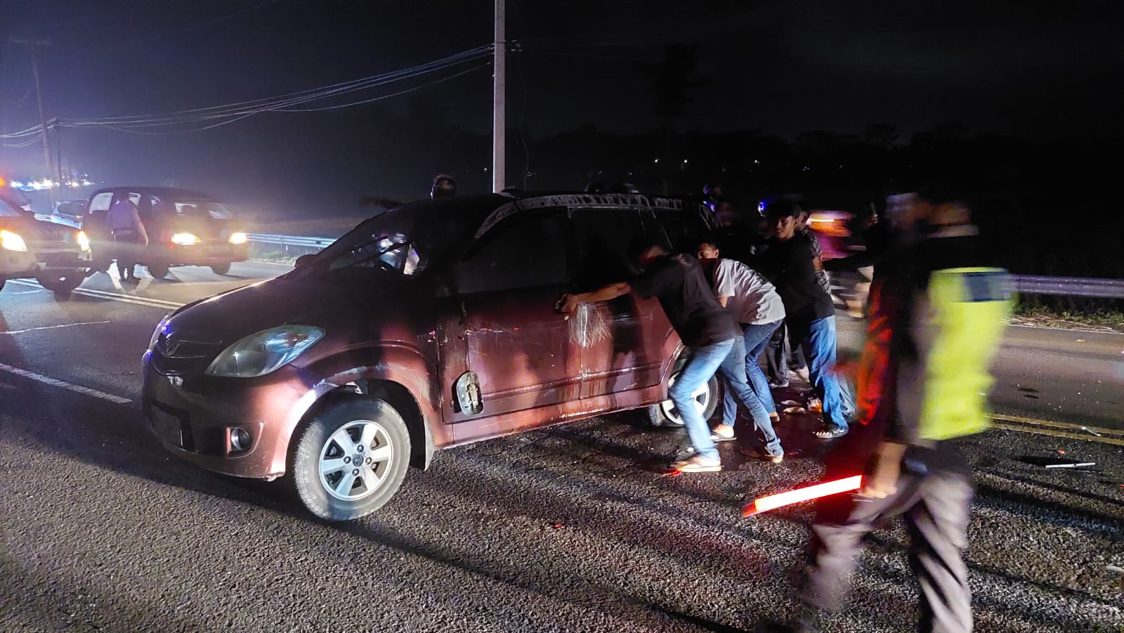 Kondisi mobil masih melintang di jalan setelah terjadinya kecelakaan.