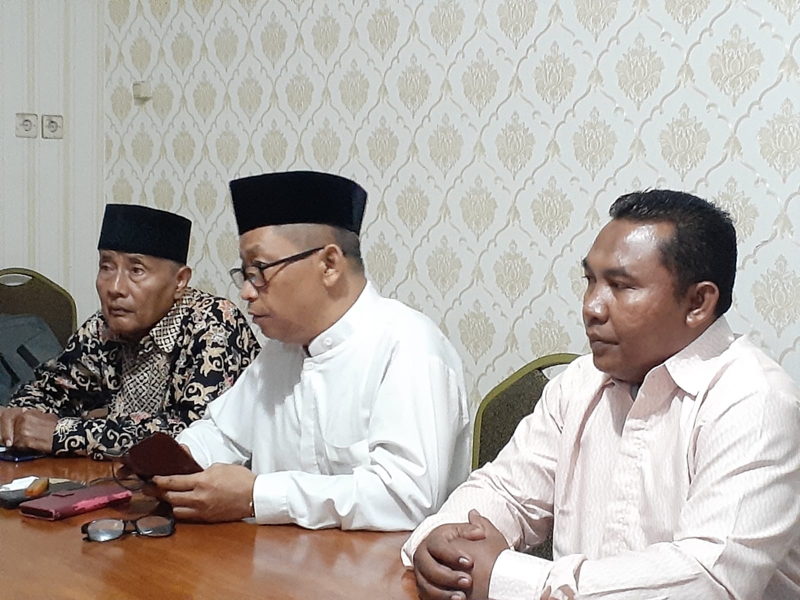 TERBUKA: Khatib Untung Cahyono (baju putih berkacamata) dan Pengurus PHBI Tamanan saat menyampaikan klarifikasi di restoran Bale Ayu, Bantul, pada Sabtu (13/4).