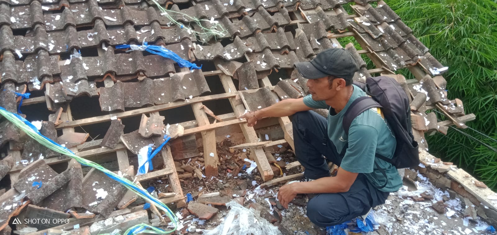Petugas mengecek kondisi atap rumah warga di Borobudur yang tertimpa balon udara