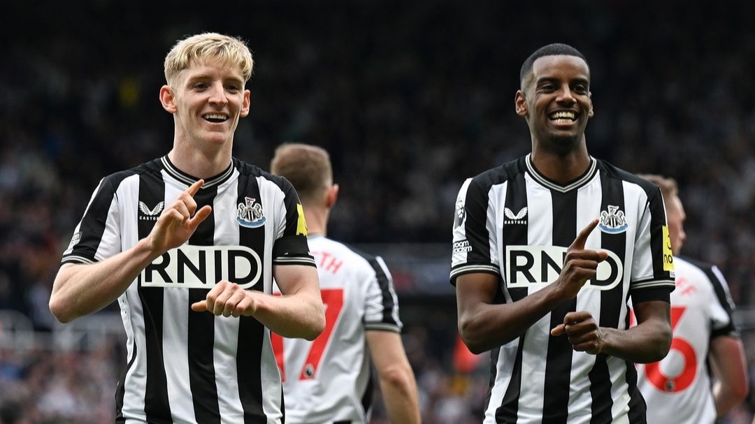 Selebrasi Anthony Gordon dan Alexander Isak usai jebol gawang Tottenham Hotspurs