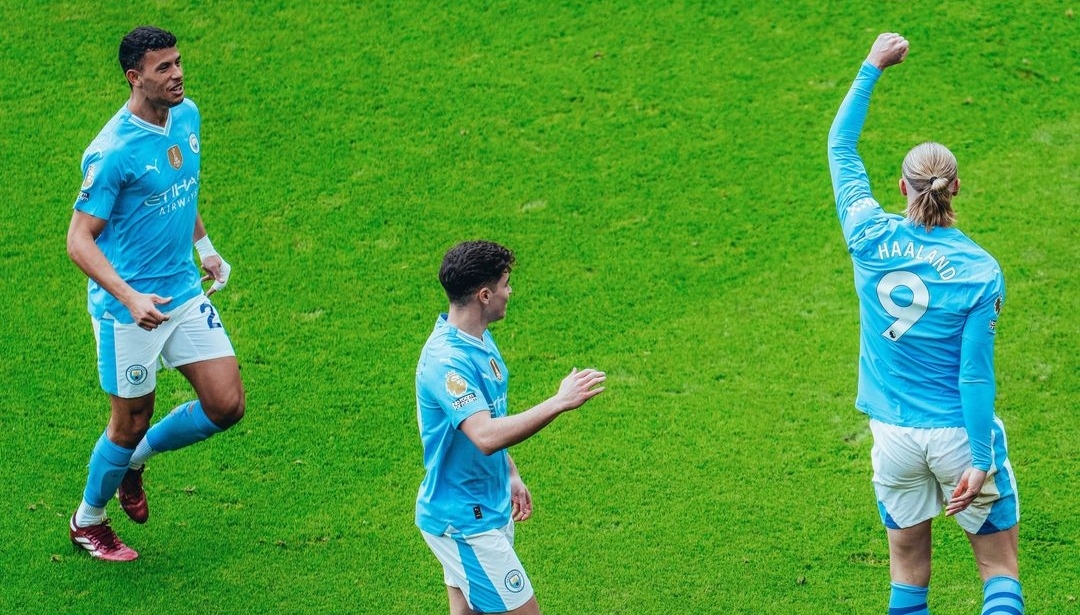 Selebrasi para pemain Manchester City usai Erling Haaland mencetak gol ke gawang Luton Town