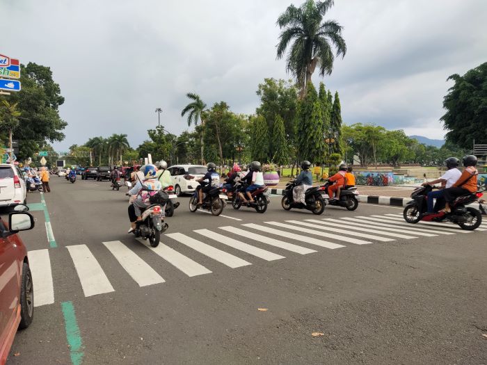 Kendaraan roda dua dan empat melintas di wilayah Kabupaten Purworejo pada Minggu (14/4).