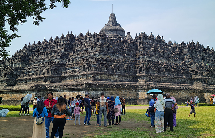 RAMAI: Wisatawan memadati kompleks Candi Borobudur. Tiket naik ke struktur candi sebanyak 1.200 wisatawan pun ludes terjual.