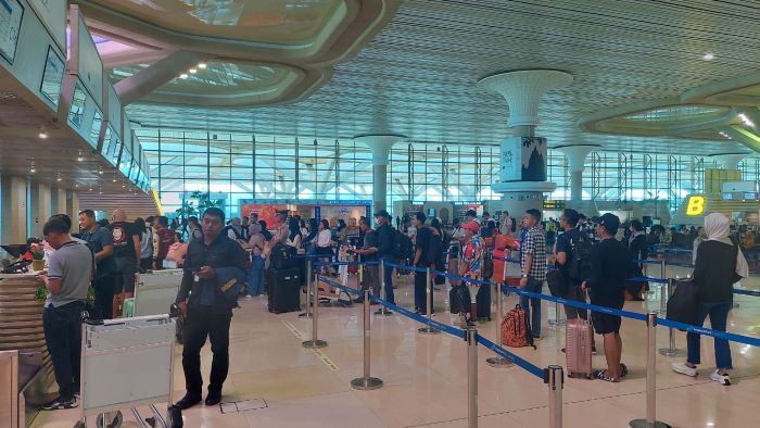 Ramai: Penumpang memadati konter check in di YIA.