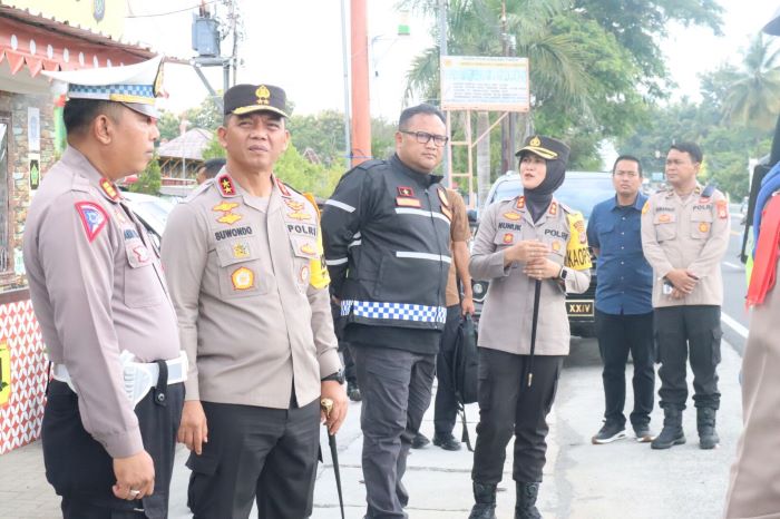 Kapolda DIY melakukan peninjauan langsung arus lalu lintas di depan Pos Pengamanan Sentolo.