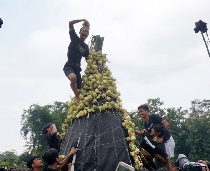 SEMARAK: Warga setempat berduyun-duyun datang ke Lapangan Dusun Dawung untuk mengikuti rangkaian kegiatan Gerebek Kupat,&nbsp;Minggu (14/4/2024).