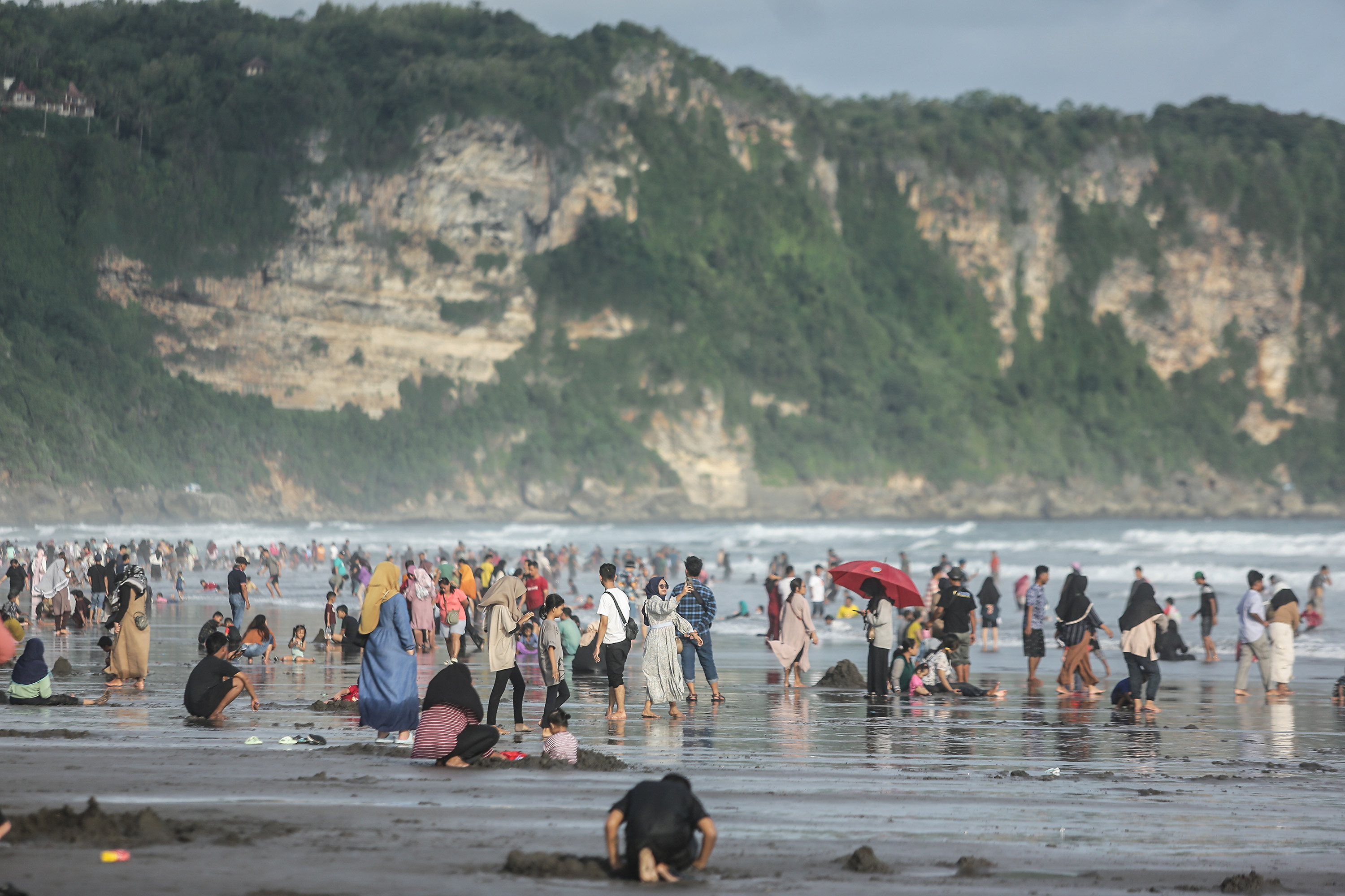 Wisatawan memadati kawasan wisata Pantai Parangtritis, bantul, Sabtu (13/4). Pantai parangtritis masih menjadi destinasi favorit di DIJ saat musim libur lebaran 2024. Dinas Pariwisata Kabupaten Bantul menerget kunjungan wisata kawasan bantul mencapai 250
