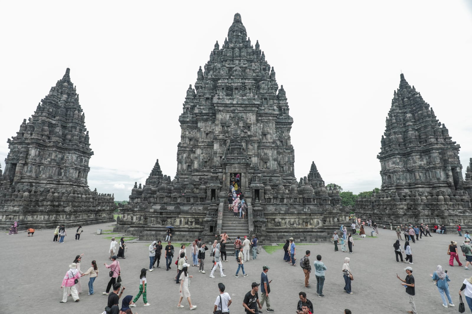 DESTINASI: Suasana Candi Prambanan saat libur lebaran tahun ini.