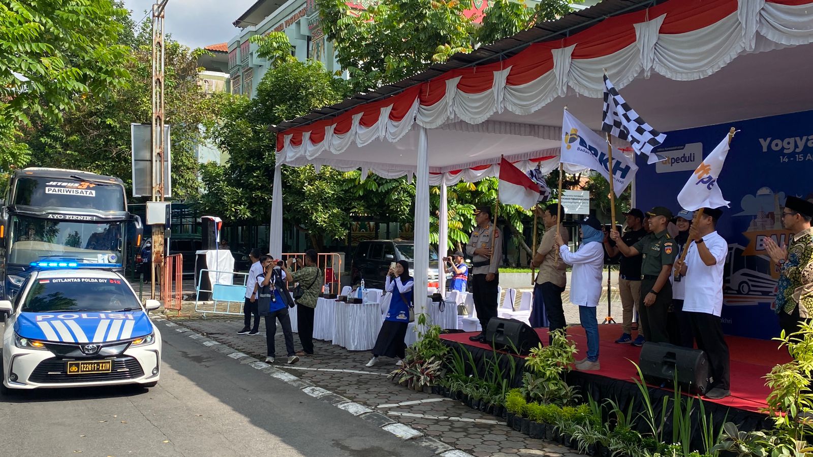 SIMBOLIS: Pj Wali Kota Jogja saat pelepasan peserta program balik kerja yang dinisiasi oleh Badan Pengelola Keuangan Haji (BPKH) kemarin (14/4).&nbsp;