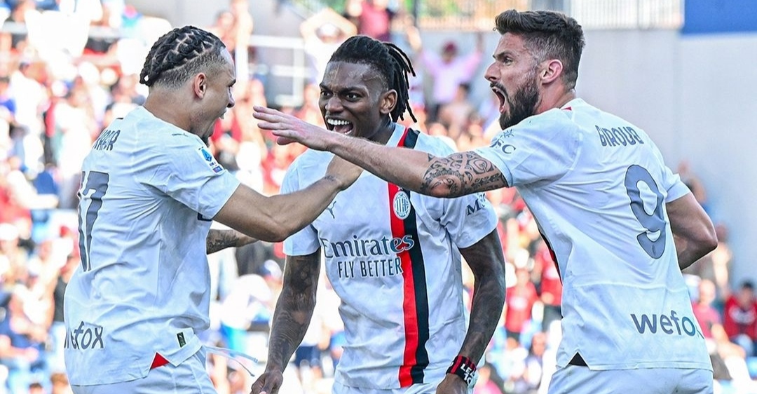 Selebrasi para pemain AC Milan usai Noah Okafor mencetak gol penyeimbang