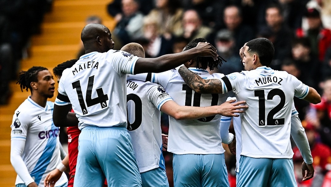 Para pemain Crystal Palace rayakan gol yang dicetak Eberechi Eze ke gawang Liverpool di Anfield Stadium