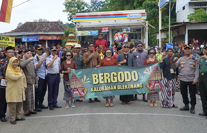 KIRAB: Masyarakat saat mengikuti pegelaran Kirab Budaya di Kalurahan Tepus, Gunungkidul (14/4).