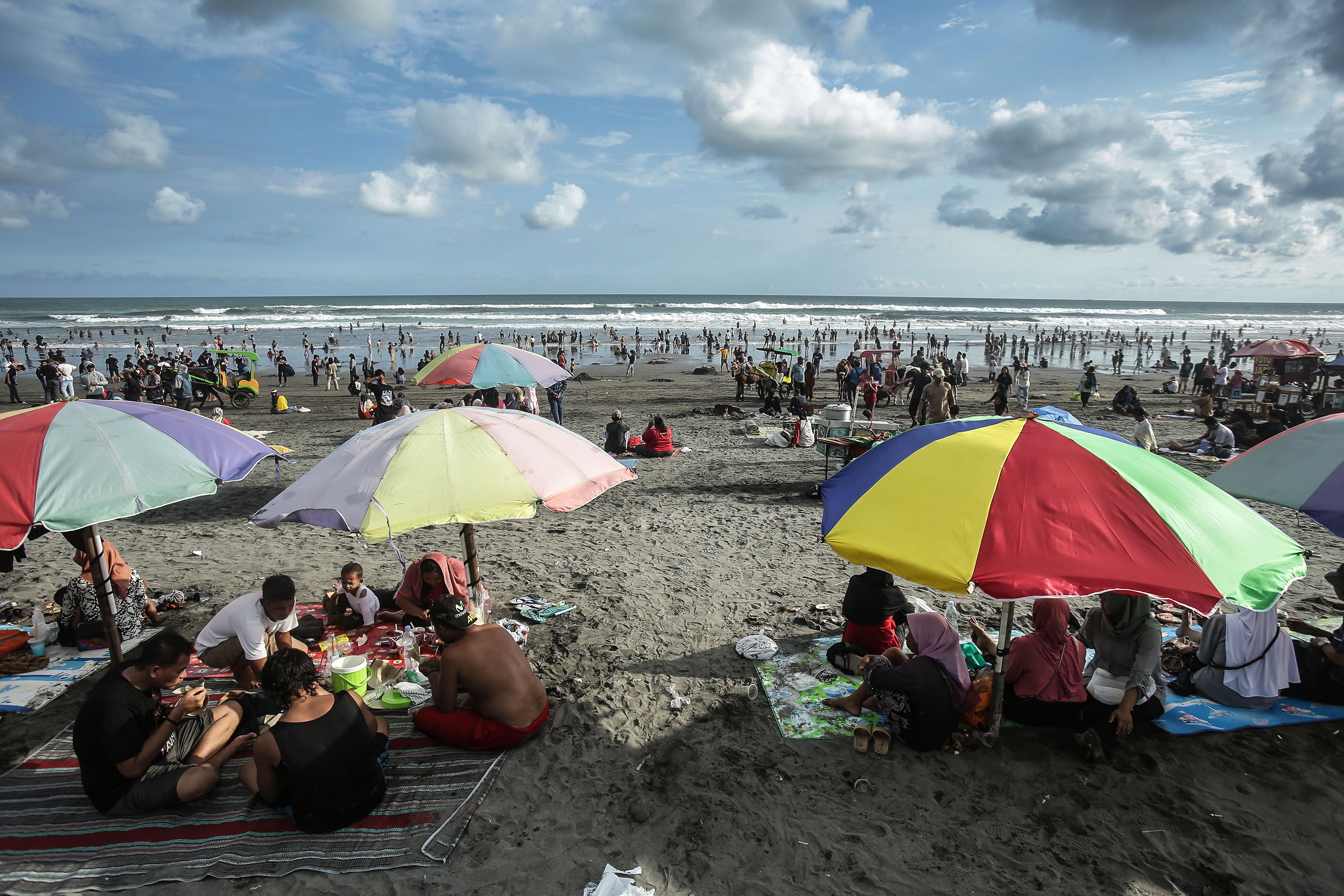 ALAM: Pantai Parangtritis di Kabupaten Bantul dipadati pengunjung Sabtu (13/4).