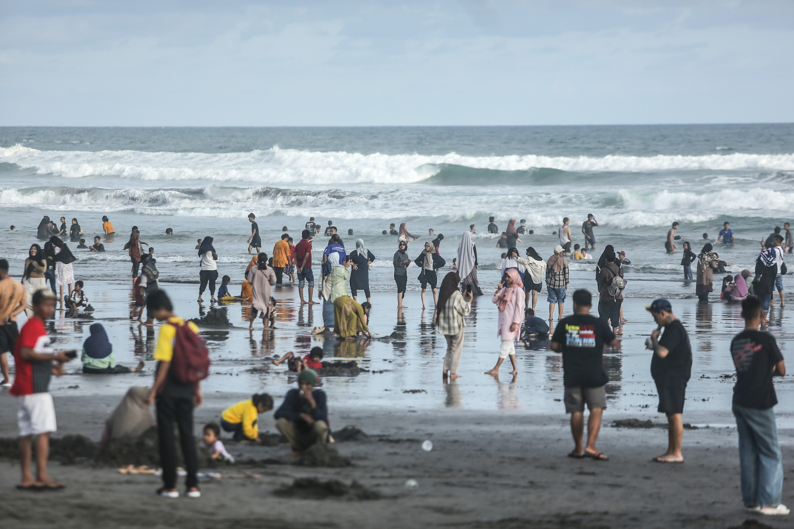 PLESIR: Wisatawan memadati kawasan wisata Pantai Parangtritis, Bantul, Sabtu (13/4).