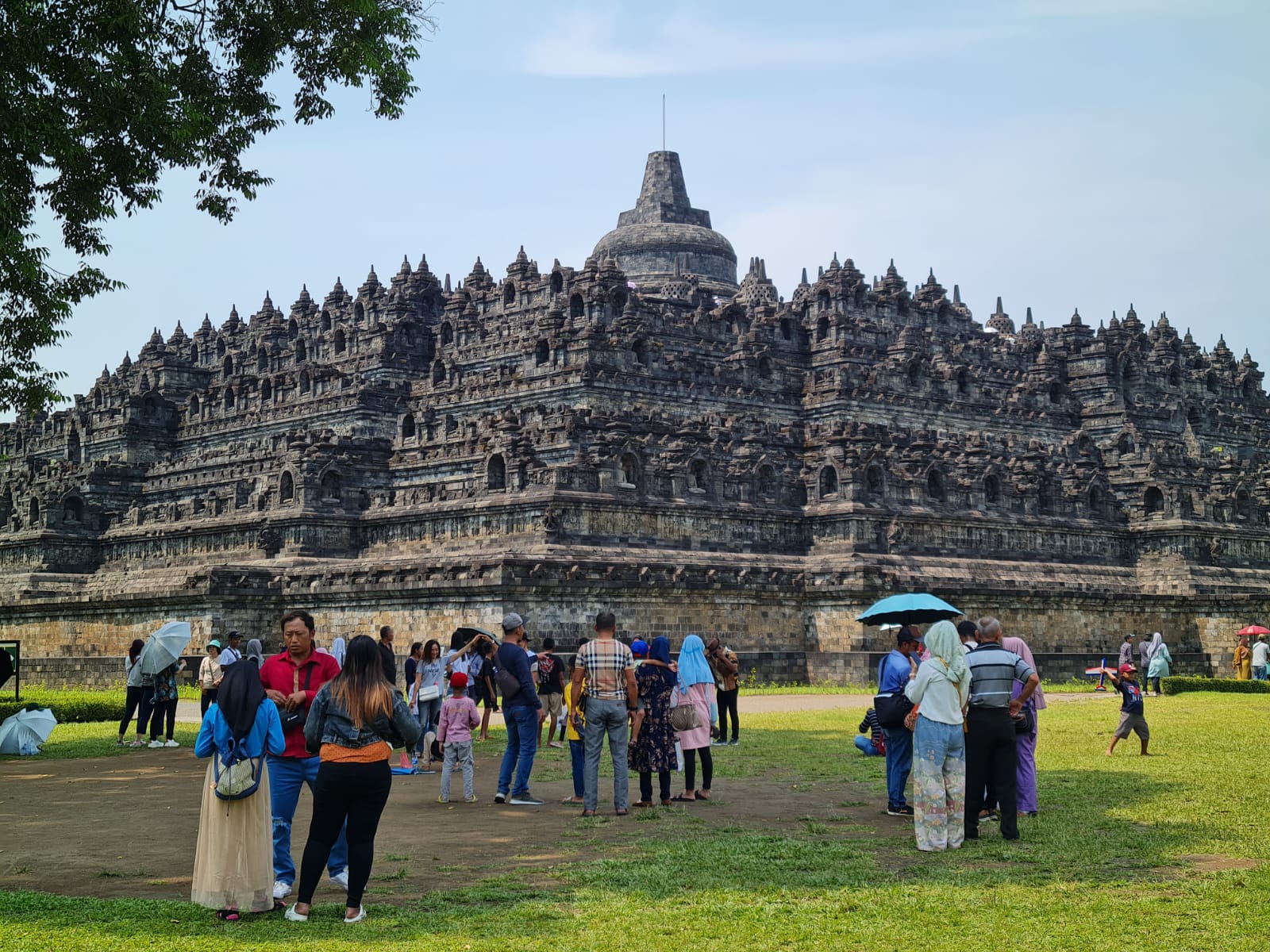 RAMAI: Wisatawan memadati kompleks Candi Borobudur. Tiket naik ke struktur candi sebanyak 1.200 wisatawan pun ludes terjual.