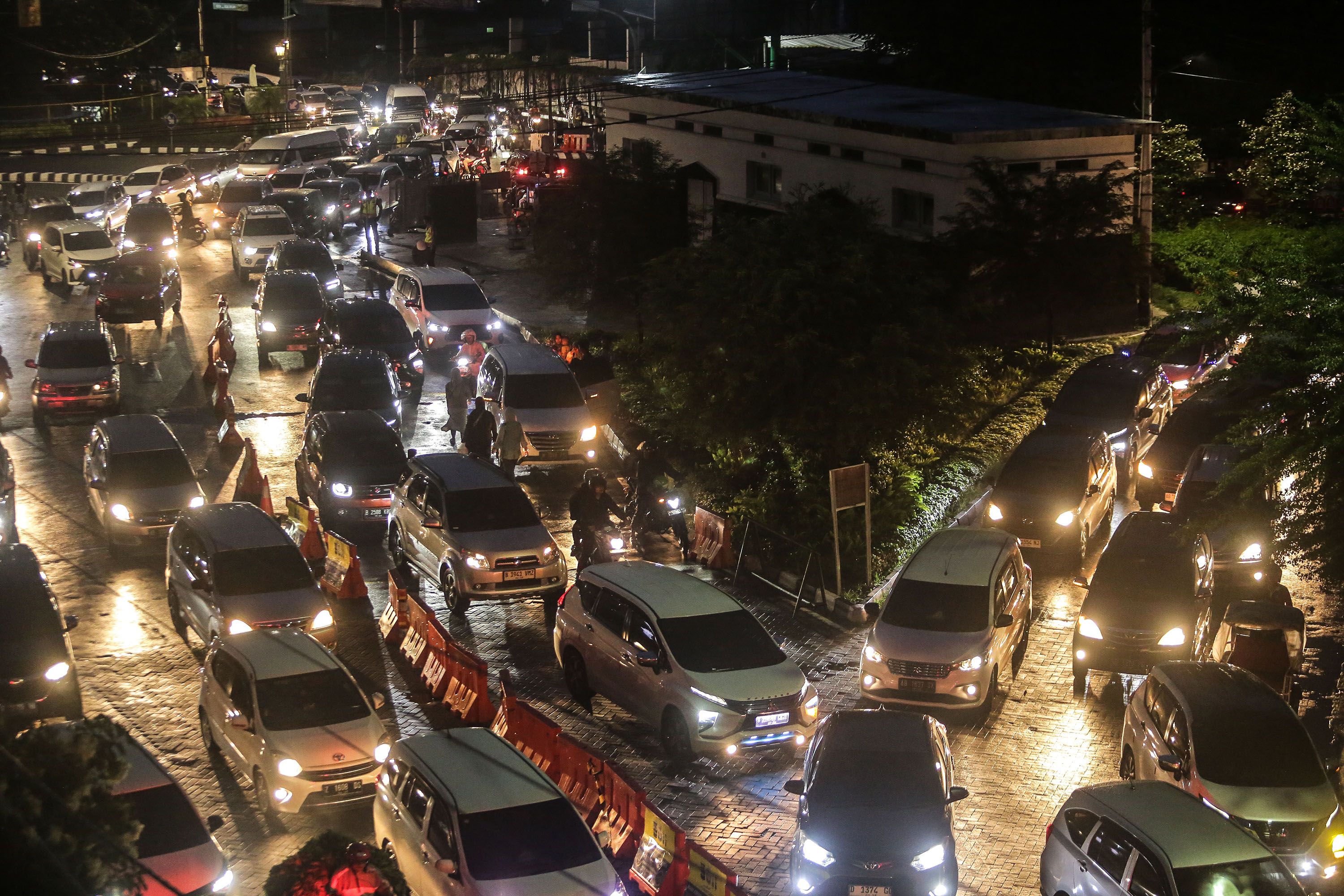 PADAT: Kendaraan roda dua dan empat memadati Jalan Abu Bakar Ali  menuju Jalan Malioboro Jogja, Sabtu (13/4).