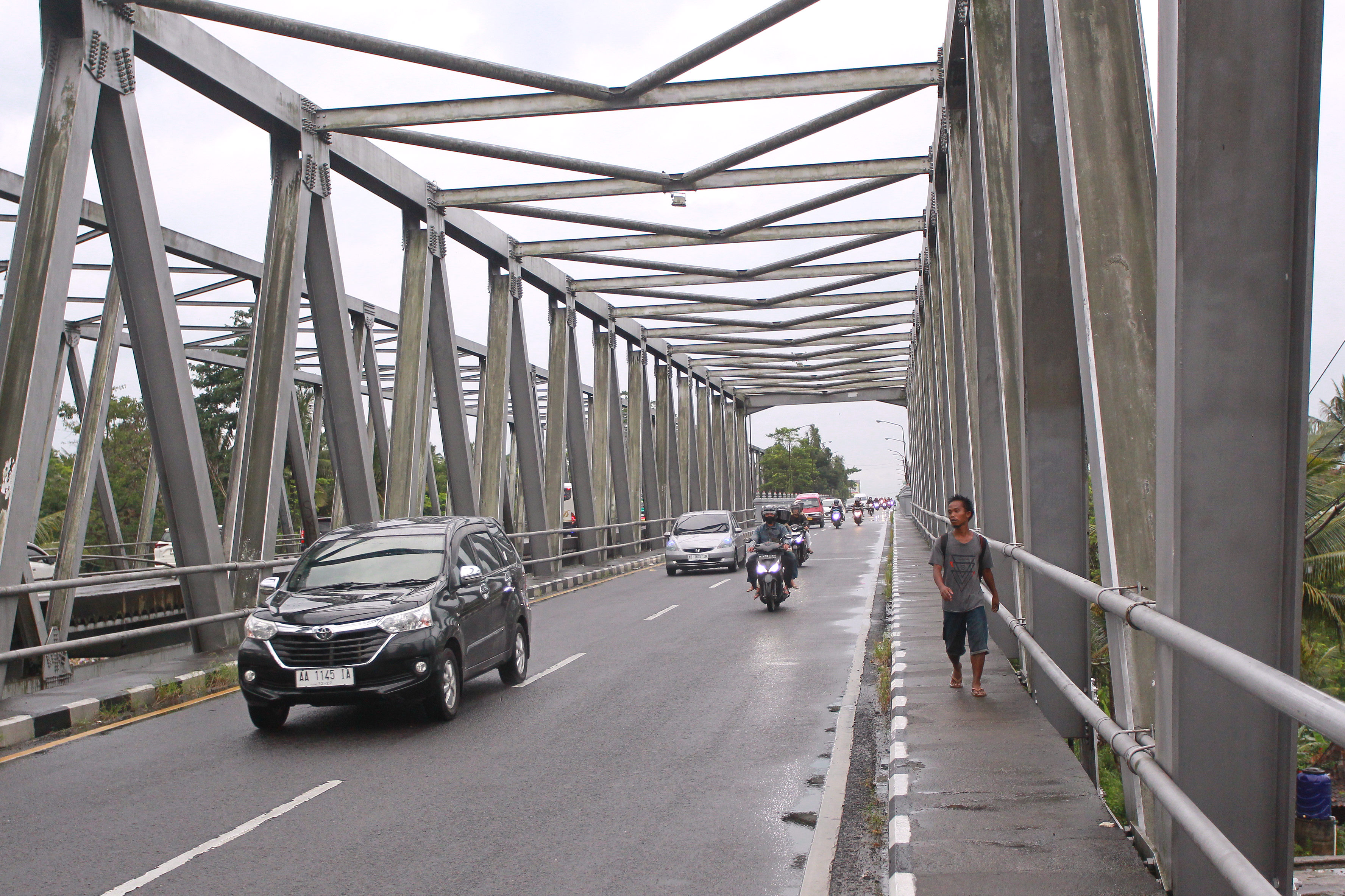 BALIK: Kendaraan bermotor yang didominasi plat luar kota melintas di perbatasan wilayah DIY dengan Jawa Tengah tepatnya di kawasan Tempel, Sleman, Minggu (14/4).
