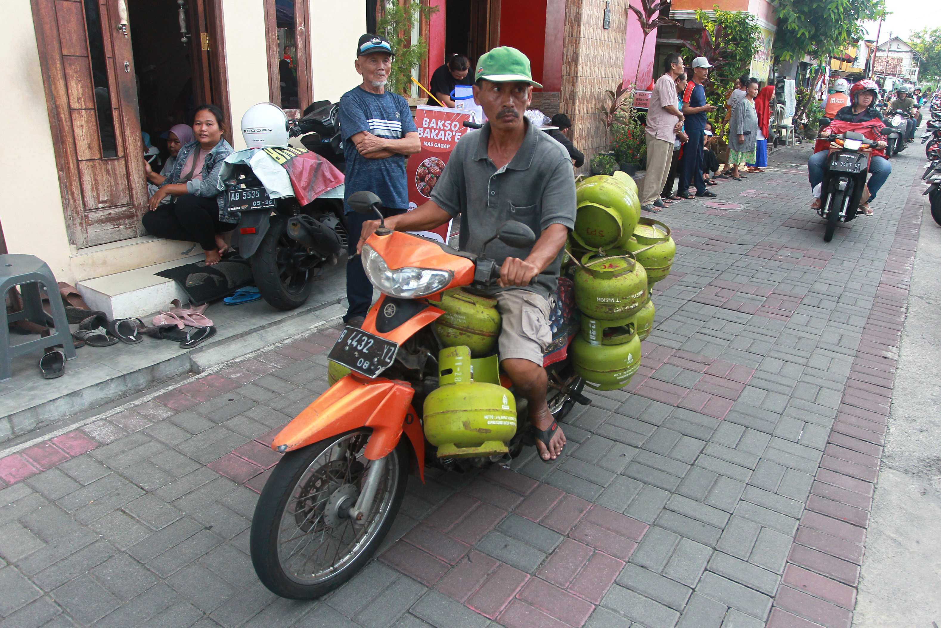 Problem kelangkaan gas LPG ukuran 3 kilogram saat hari raya keagamaan biasa berulang sepanjang tahun.