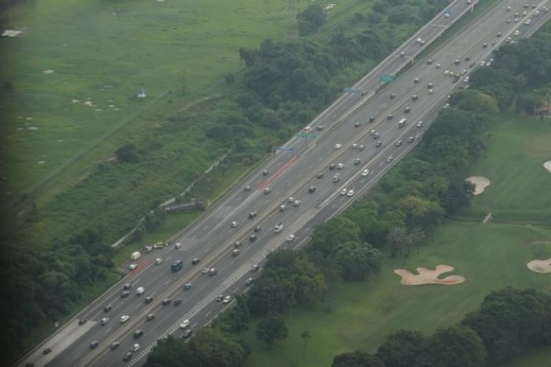 Suasana arus balik lebaran 2024 di jalur Tol Trans Jawa Cikampek.
