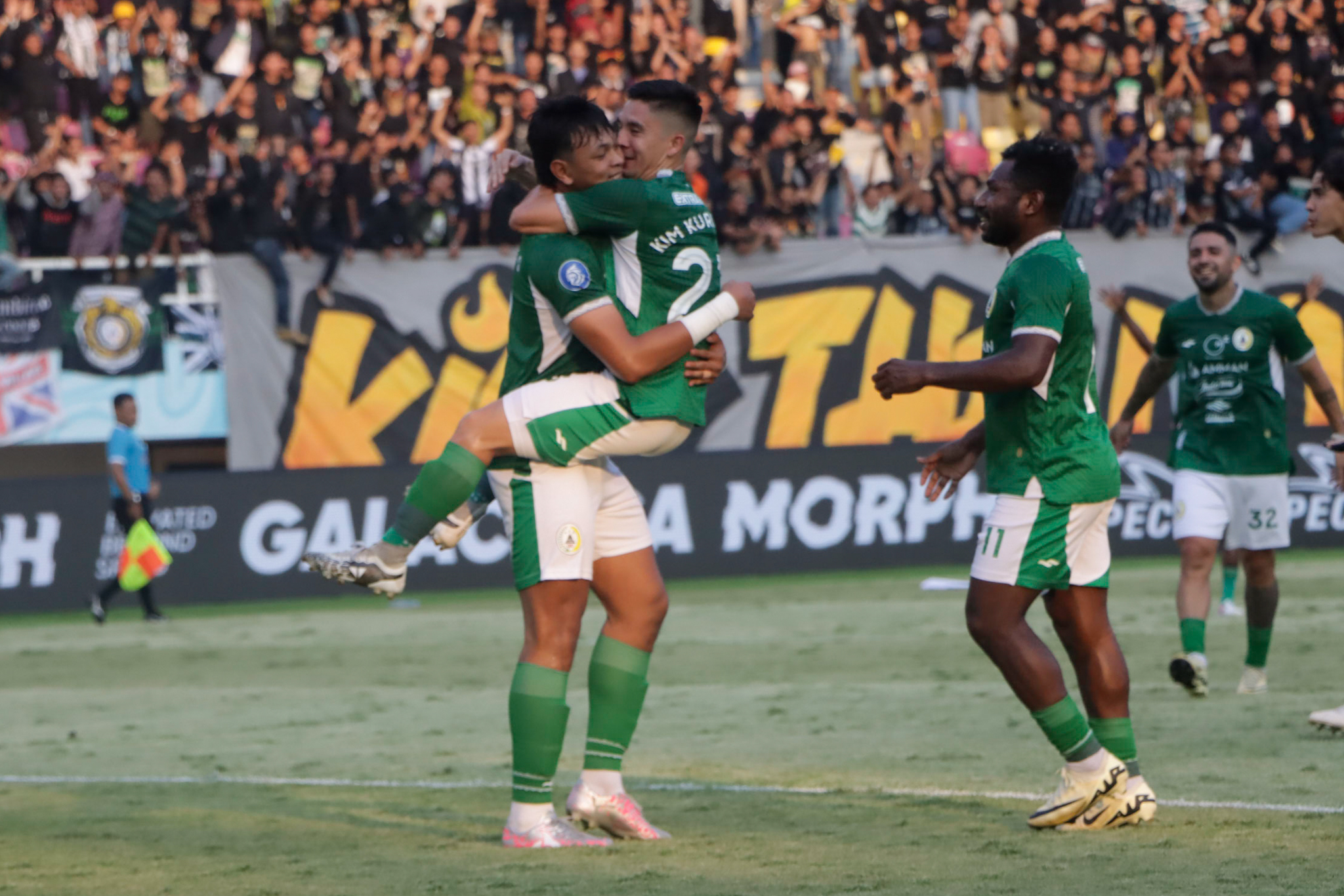 PSS Sleman semakin menjauhi zona degradasi. Kemenangan atas Arema FC 4-1 di Stadion Manahan Solo, kemarin (15/4)