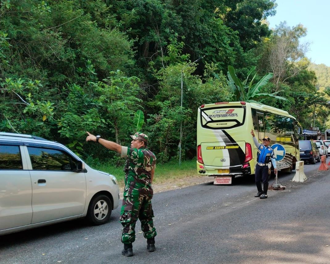 Petugas Dishub Gunungkidul tengah mengatur arus lalu lintas di Jalan Jogja-Wonosari, Kabupaten Gunungkidul, Senin (15/4).(Dishub gunungkidul untuk radar jogja)