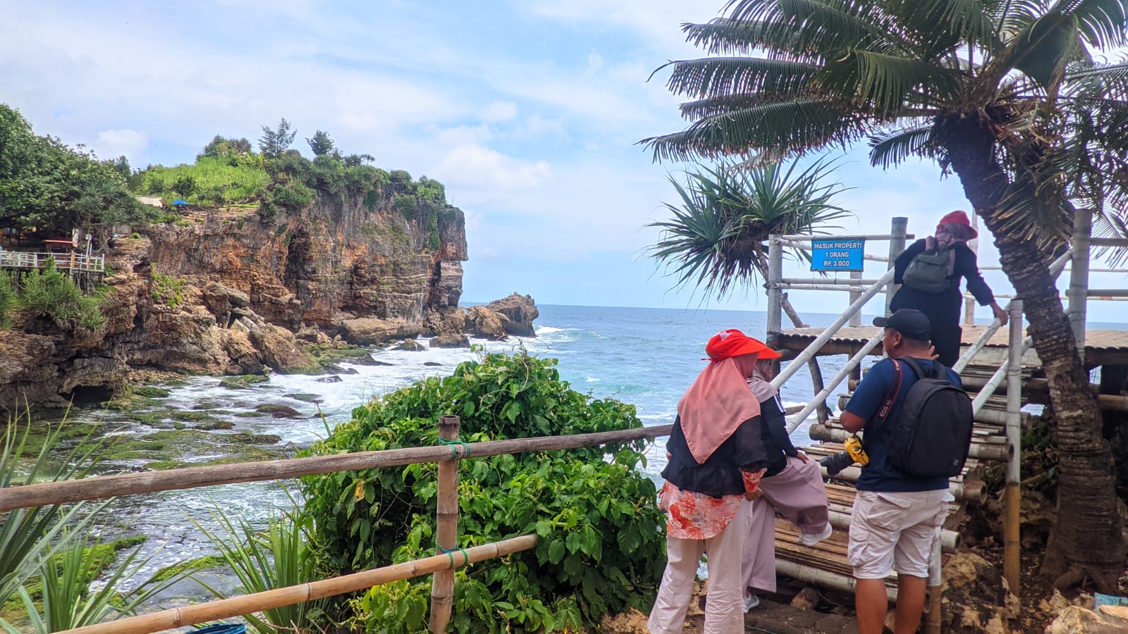 GK-Wisata Pantai di Gunungkidul Dipadati Pengunjung Selama Libur Lebaran, Per-orang Keluarkan Uang Rp 242 ribu-cr6-150424