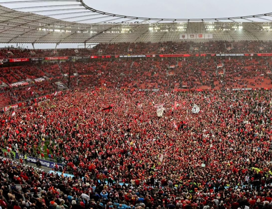 Para pendukung Bayer Levekusen memadati Bay Arena dan rayakan kemenangan gelar Bundesliga pertama dalam sejarah mereka