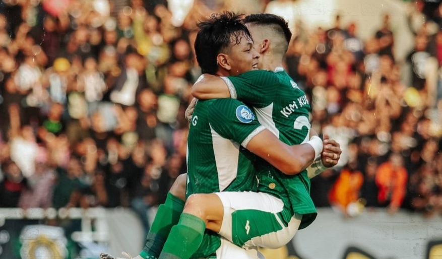 Selebrasi Saddam Gaffar bersama Kevin Gomez setelah menggenapkan keunggulan PSS Sleman 4-1 atas Arema