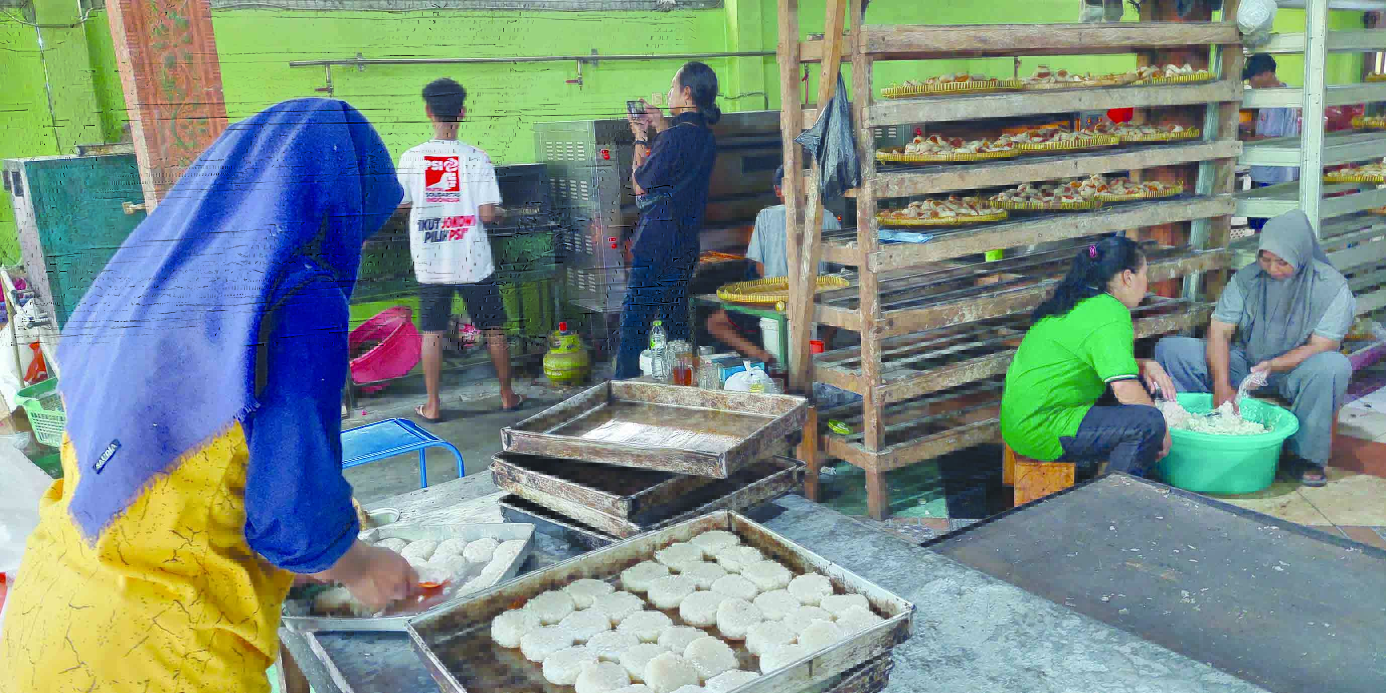 Salah satu tahapan produksi bakpia wingko.  (Anom Bagaskoro/radar jogja)