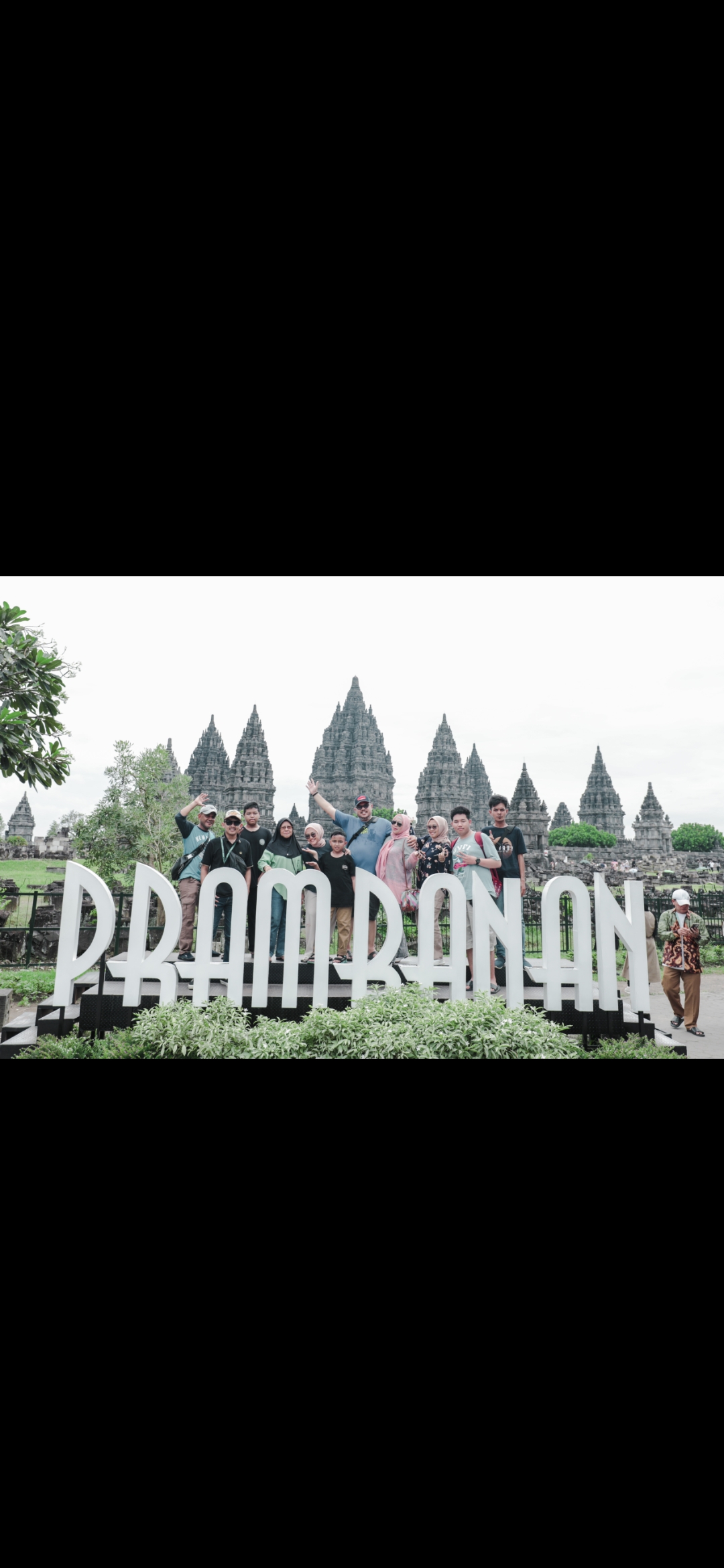 LIBURAN: Sejumlah pengunjung menikmati Candi Prambanan saat libur lebaran tahun ini.