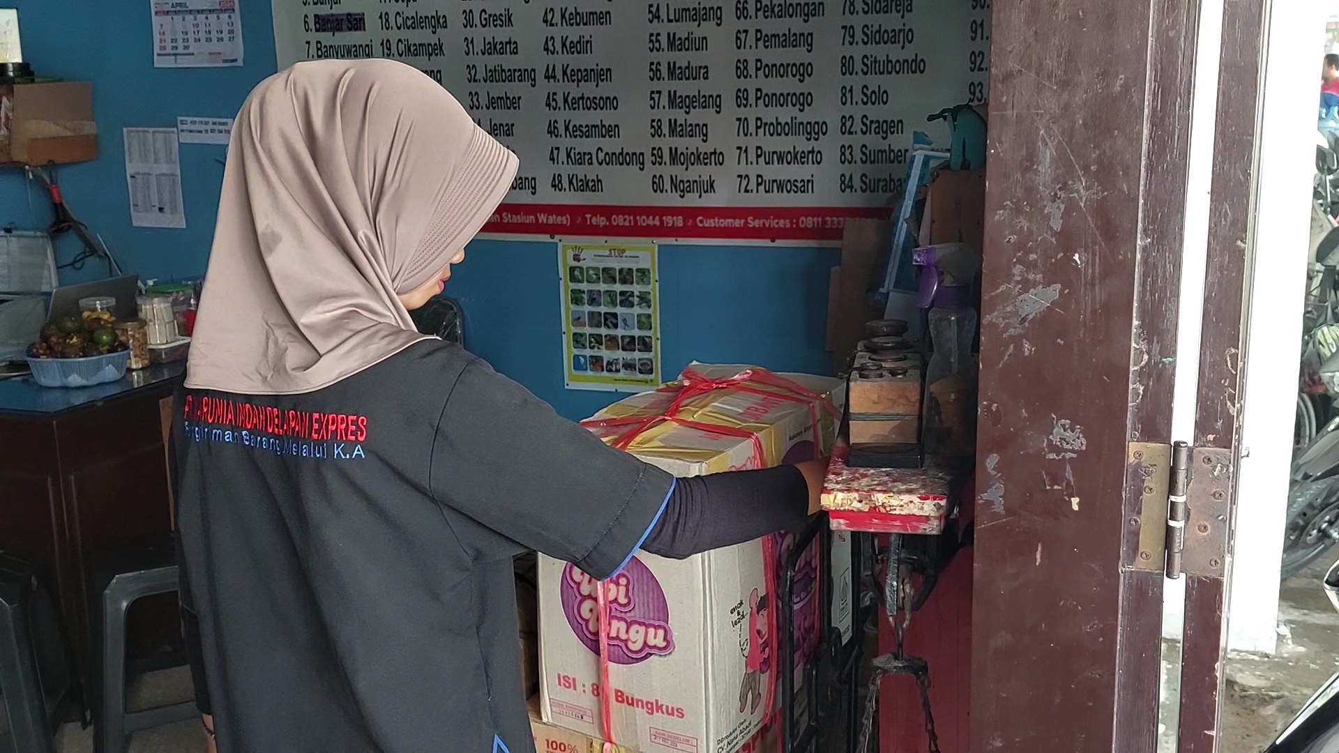 Penimbangan paket sebelum dikirim oleh petugas pengiriman. (Anom Bagaskoro/radar jogja)
