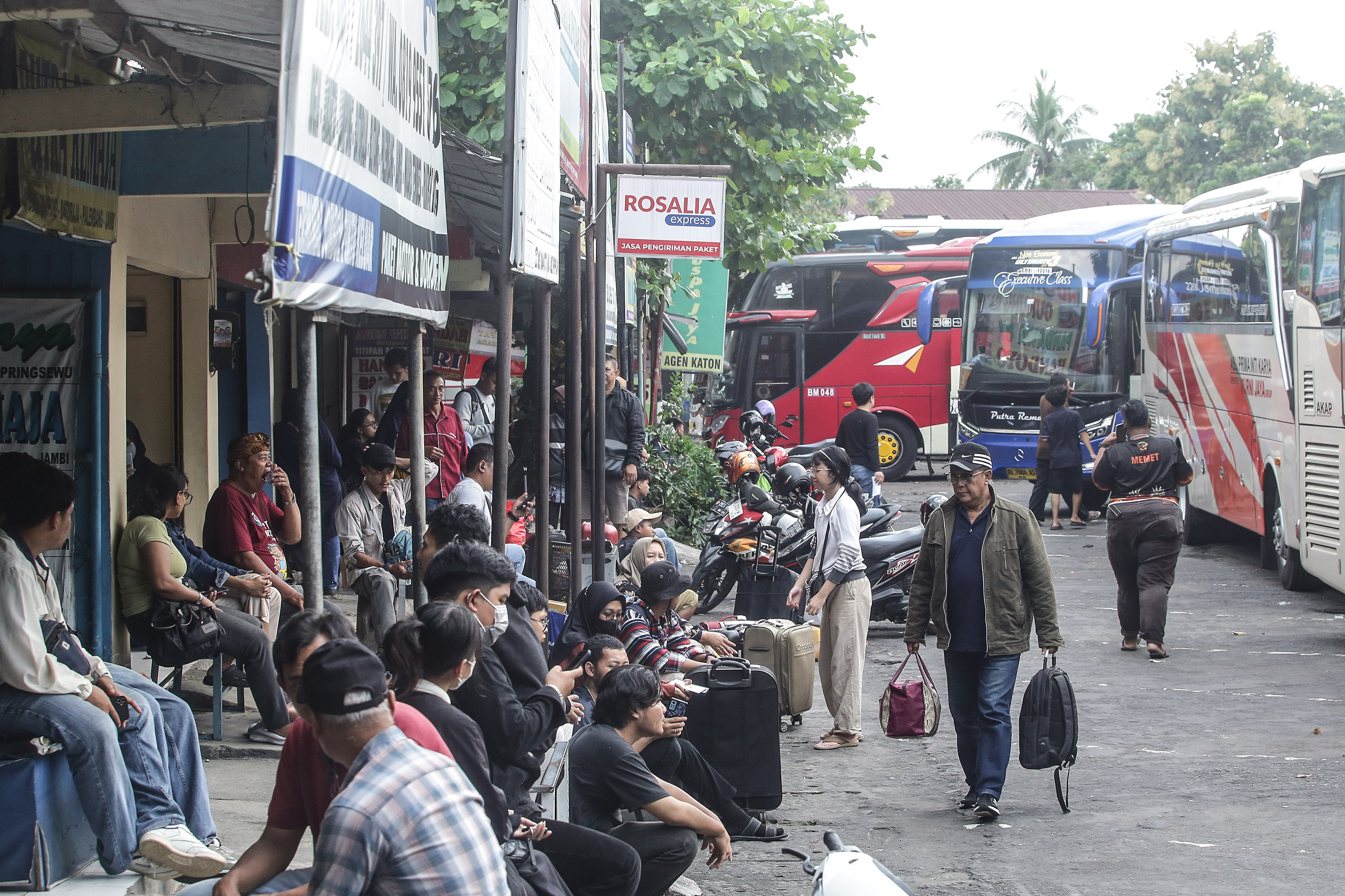 Calon penumpang menunggu bus tujuan Jogja-jakarta di Terminal Jombor, Mlati, Sleman, Senin (15/4). Ribuan pemudik memadati terminal Jombor selama masa arus balik Lebaran 2024. Diprediksi gelombang arus balik pemudik menggunakan bus di terminal Jombor hing