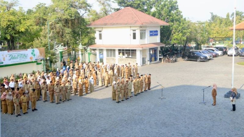 Hari pertama: ASN di lingkungan Pemkab menghadiri upacara di depan Kantor Bupati Kulon Progo.